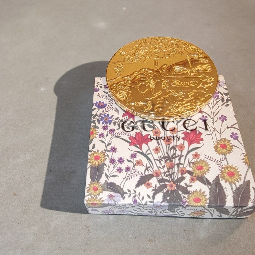 Gucci Beauty Bundle 💄✨ — Canvas Tote 👜, Scrunchies 🎀, and Mirror Compact 🪞💕 - Picture 2 of 4